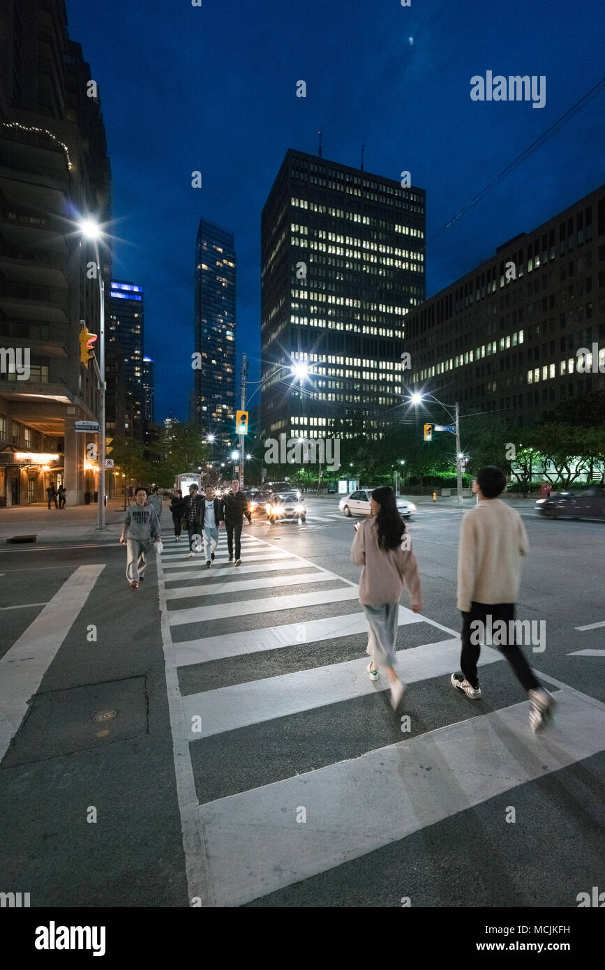 Les personnes qui traversent la rue de la ville de Toronto, Canada Banque D'Images