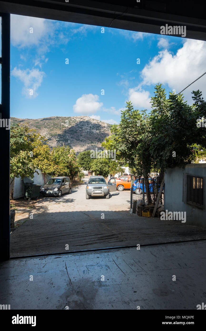 Voir des voitures au garage en face de la colline parlementaire, Heraklion, Grèce Banque D'Images