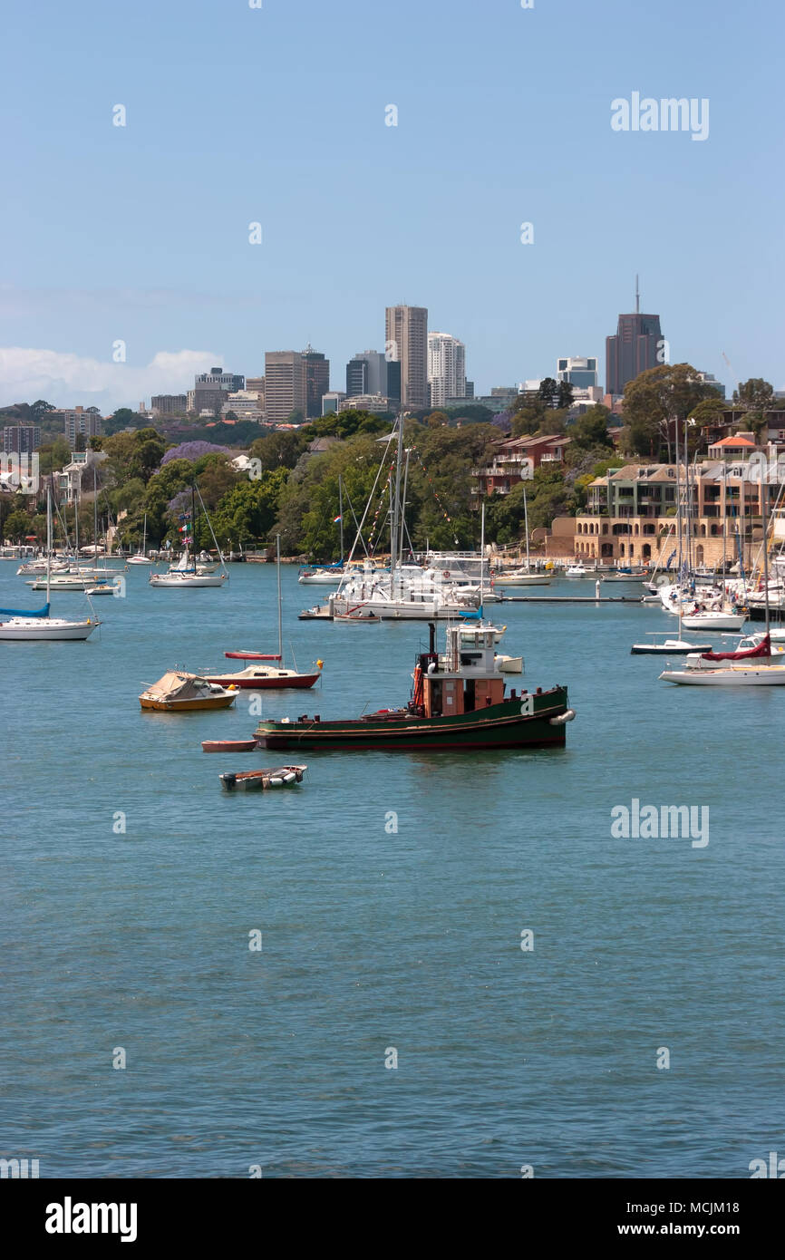 Bateaux ancrés le long de la rive Banque D'Images