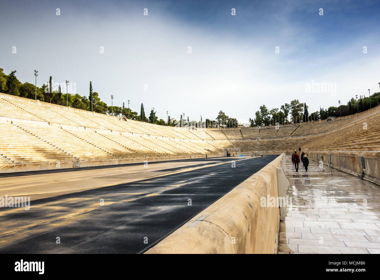 Vue arrière de personnes sur passerelle piétonne au stade Panathénaïque, Athènes, Grèce, Europe Banque D'Images