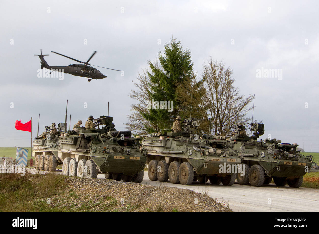 Un UH-60 Black Hawk de la 214e bataillon de l'aviation d'appui général, 12e Brigade d'aviation de combat, appuie les soldats affectés au 4e Escadron, 2e régiment de cavalerie (2CR) lors d'une agression de l'air à l'appui d'un compteur d'entraînement en reconnaissance de la zone d'entraînement Grafenwoehr, Allemagne. L'Armée de l'ARC utilisé pour fournir une solution de prototypage de détection électronique, de soutien à la capacité d'attaque et 2CR. (U.S. Photo de l'armée par le sergent. Jennifer Bunn, 2CR) Banque D'Images