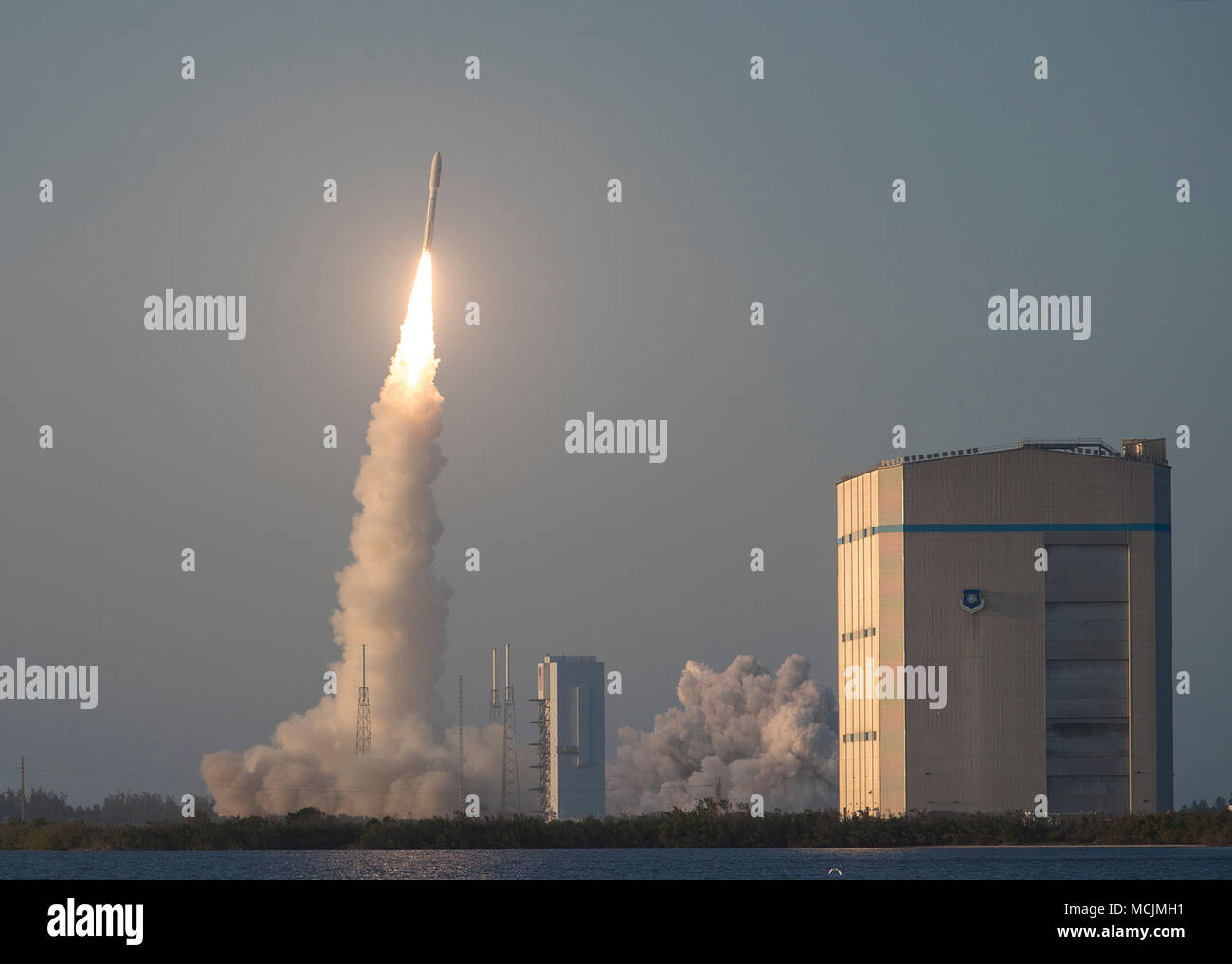 Lancement d'une fusée Atlas V de l'Alliance se lance dans l'air du complexe de lancement 41 durant l'AFSPC 11 lancement, le 14 avril à Cap Canaveral Air Force Station, en Floride (États-Unis Photo de l'Armée de l'air par le sergent. Christopher Stoltz) Banque D'Images