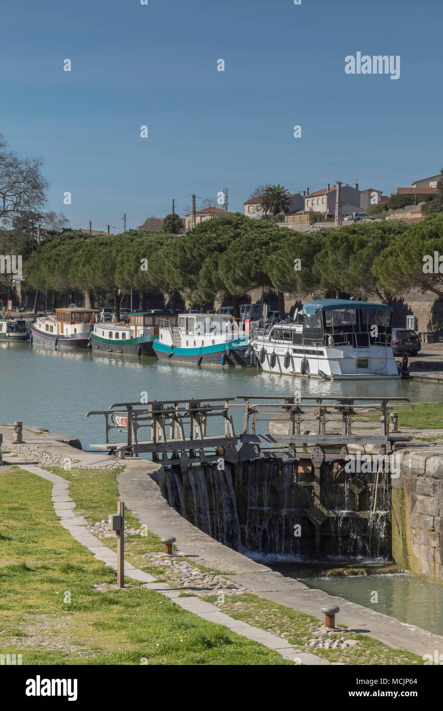 Les petits bateaux près de quai, Canal du Midi, Carcassonne, France Banque D'Images