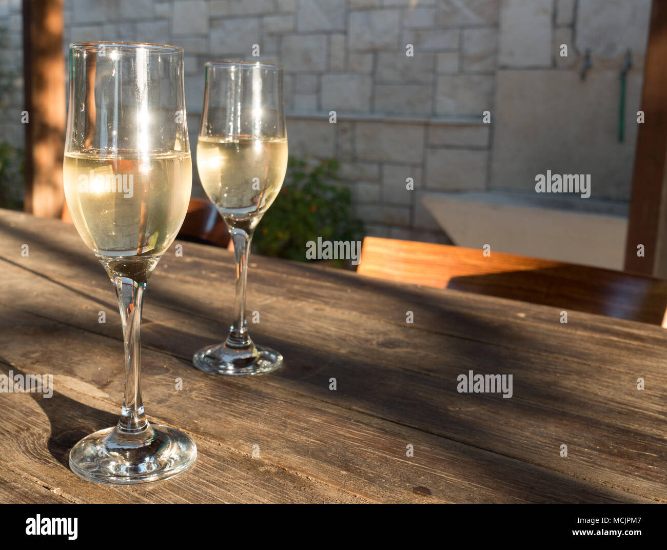 Verres de vin blanc étincelaient sur table à manger, Crète, Grèce Banque D'Images