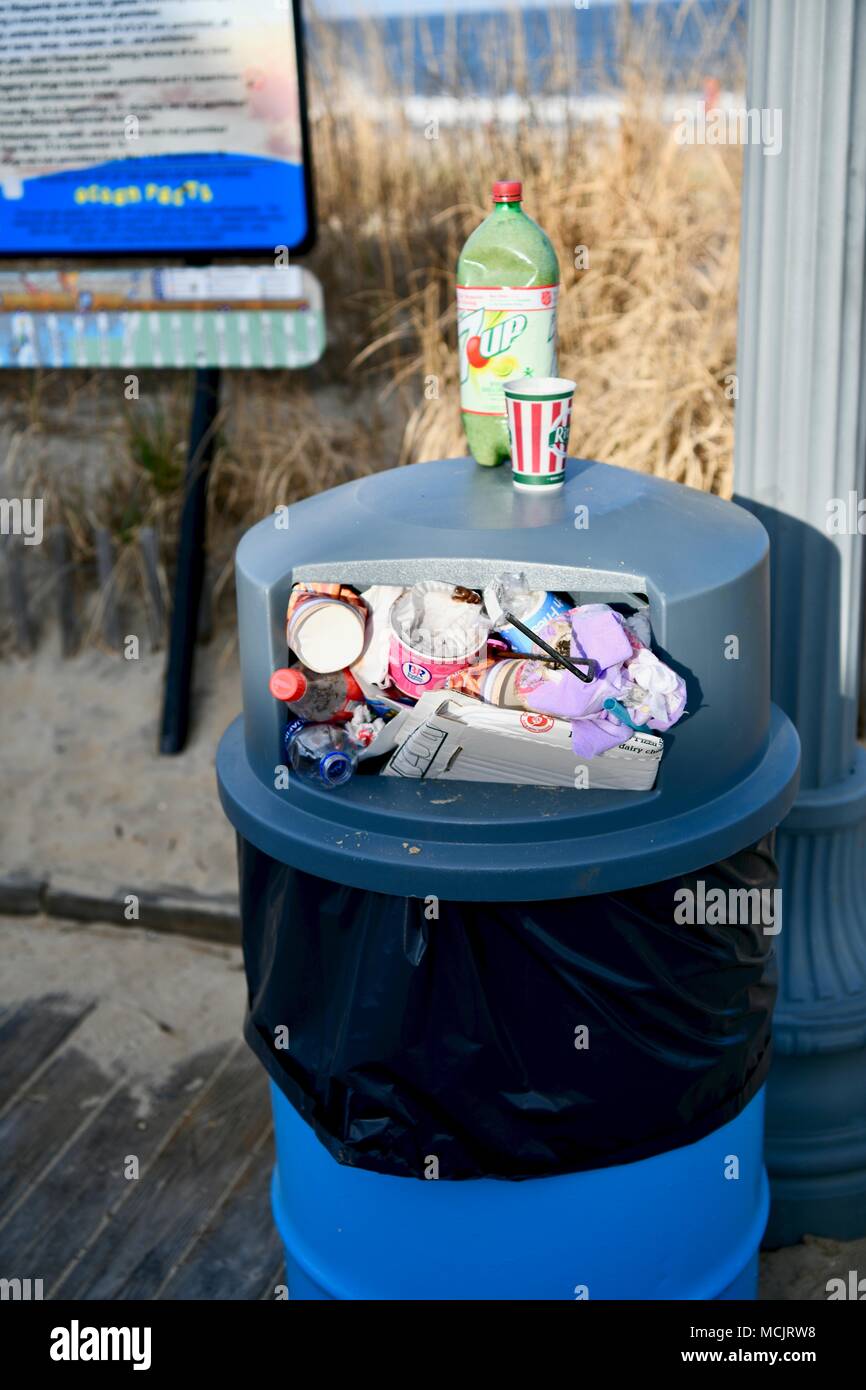 Corbeille pleine d'ordures de Rehoboth Beach Boardwalk, USA Banque D'Images