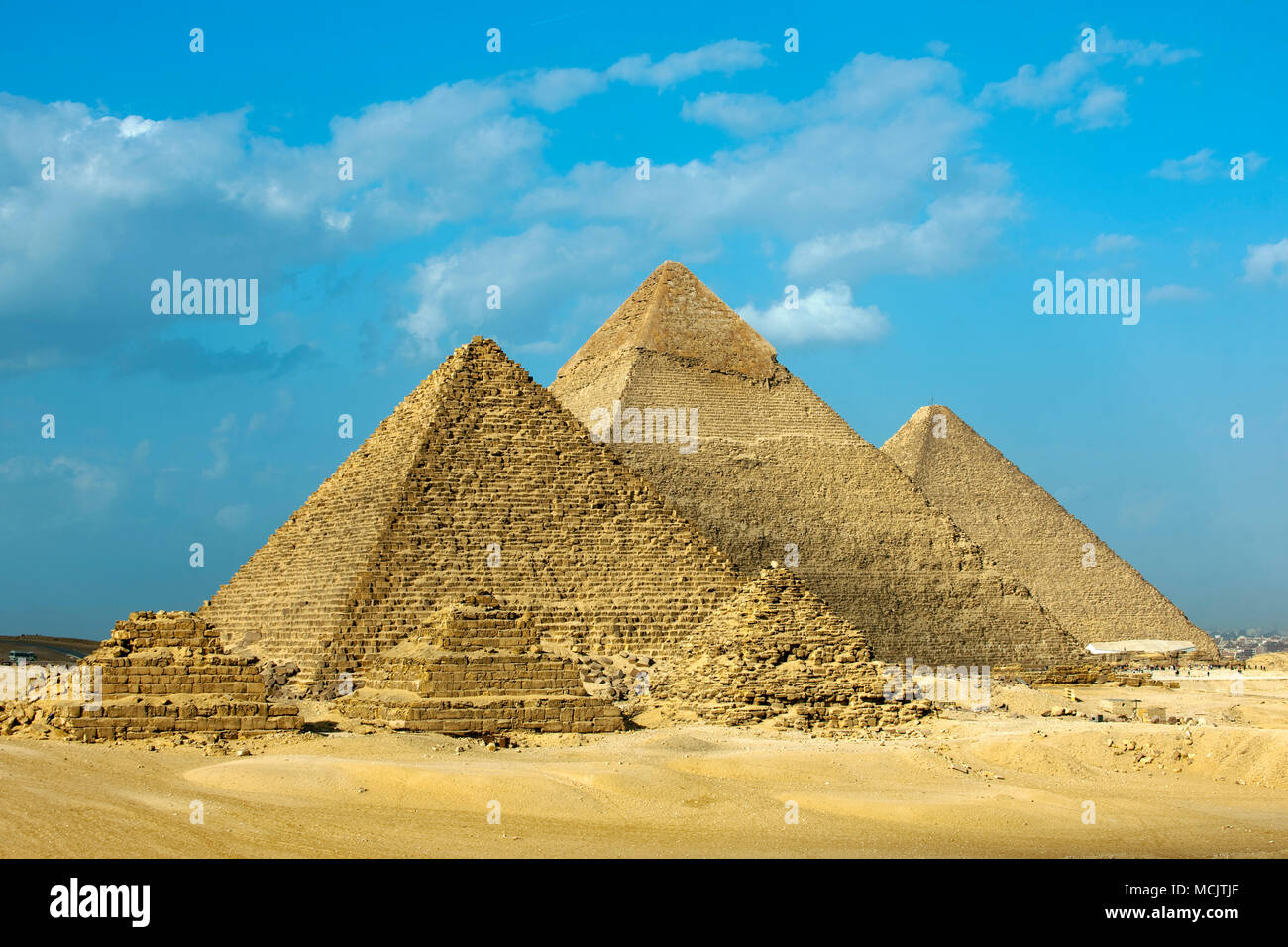 Aegypten, Gizeh, Die Pyramiden von Gizeh, von s'den gesehen im Vordergrund ; Die drei kleinen Kˆniginnenpyramiden, dahinter die Pyramide des Ripperblackstaff, Banque D'Images