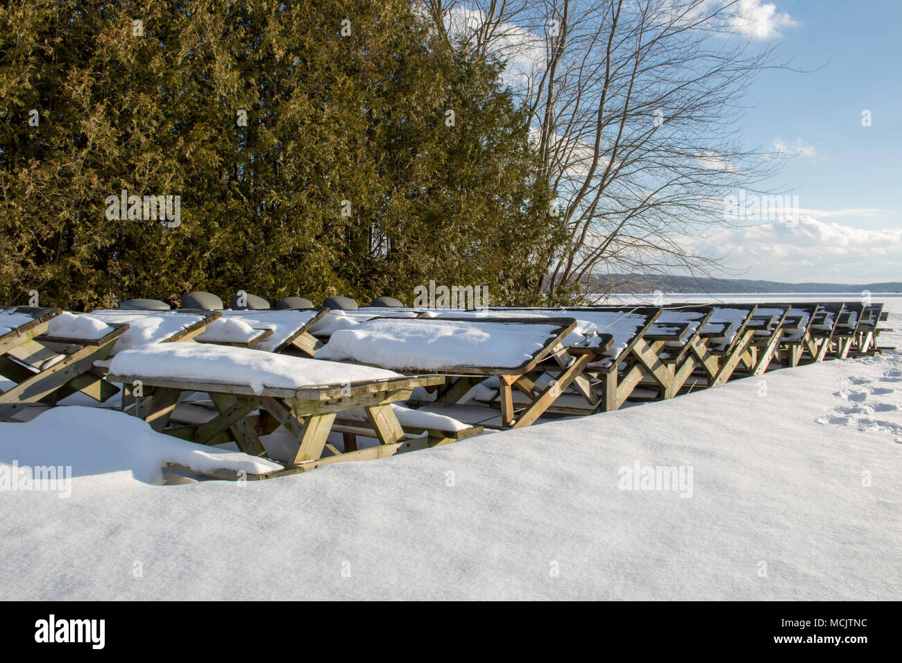 Pique-nique Table remisée pour l'hiver, lac Memphrémagog Magog Québec Canada Banque D'Images
