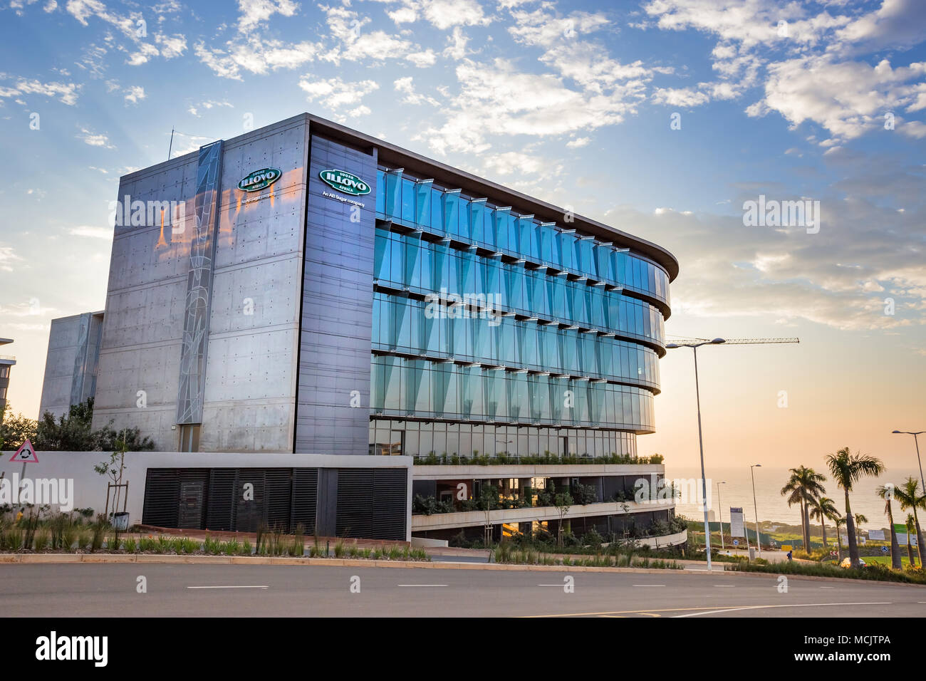 Durban, Afrique du Sud, le 10 avril - 2018 : immeuble moderne de l'early morning light avec vue sur la mer en arrière-plan. Banque D'Images