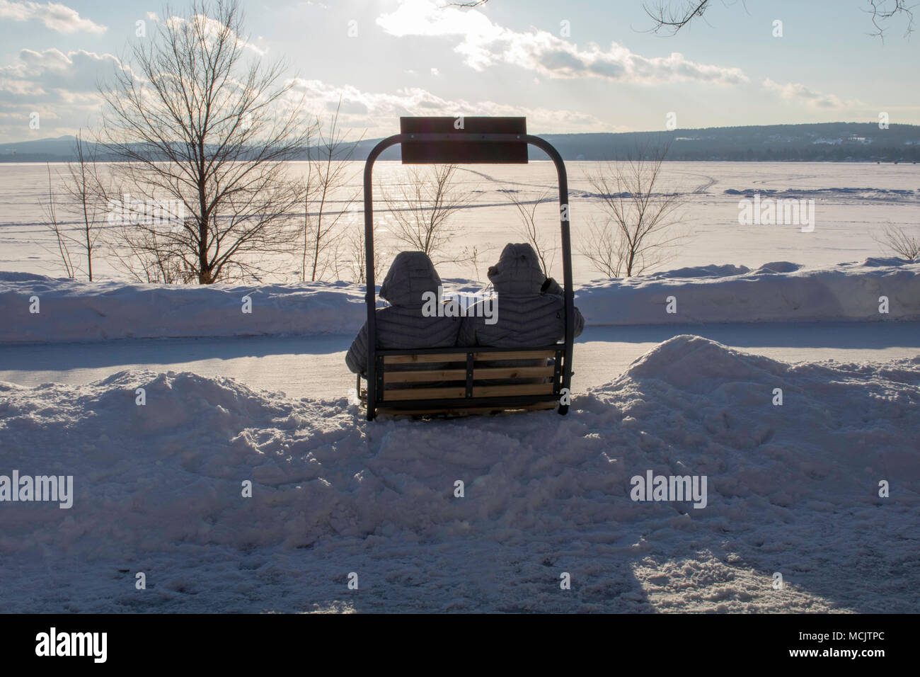 Banc de ski devant le lac Memphrémagog en hiver Québec Magog Canada Banque D'Images