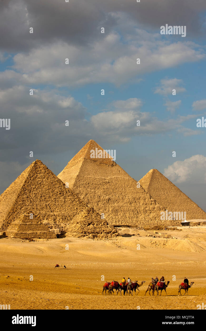 Aegypten, Gizeh, Die Pyramiden von Gizeh, von Süden gesehen im Vordergrund ; Die drei kleinen Königinnenpyramiden, dahinter die Pyramide des Ripperblackstaff, Banque D'Images