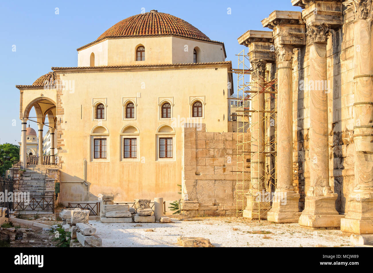 Tzistarakis Mosque, du nom d'un ancien gouverneur turc, à côté du reste de la bibliothèque d'Hadrien - Athènes, Grèce Banque D'Images