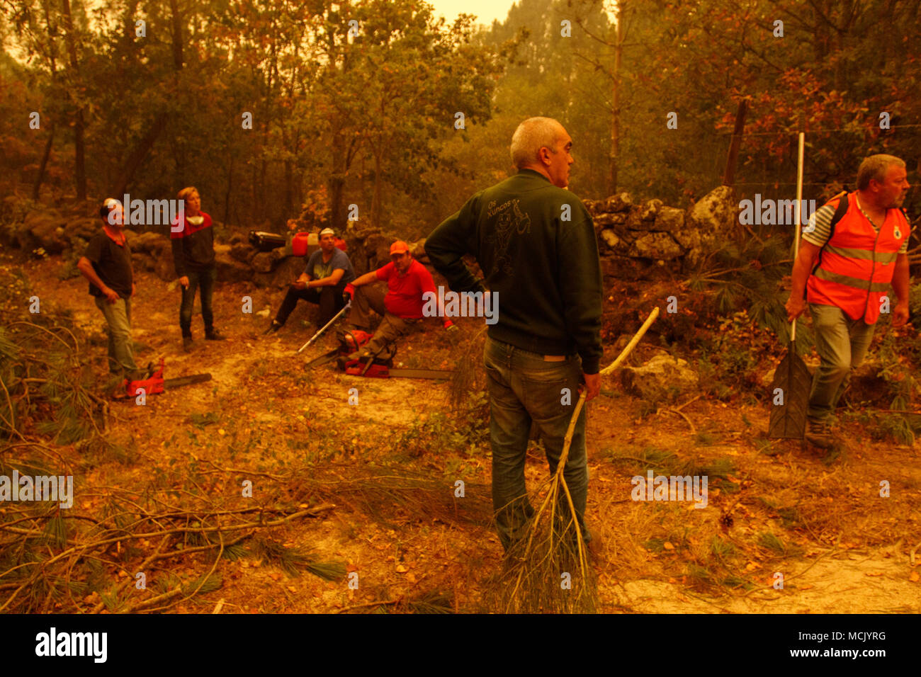 Maceda, Galice / Espagne - Oct 16 2017 : Volontaires en feu de forêt. Banque D'Images