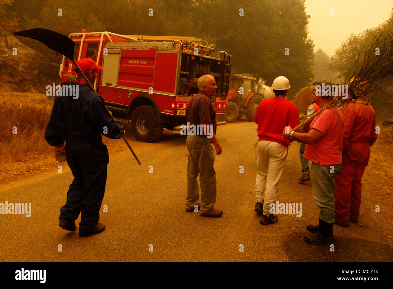 Maceda, Galice / Espagne - Oct 16 2017 : Volontaires en feu de forêt. Banque D'Images