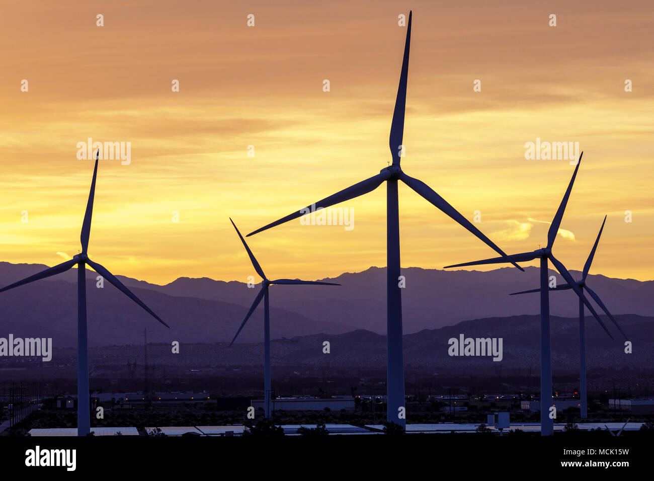 Ferme éolienne moderne près de Palm Springs, Californie dédié à l'énergie éolienne. Banque D'Images