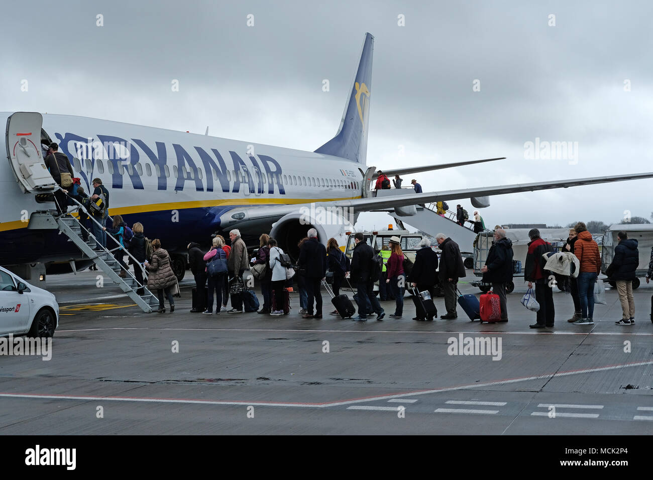 Les passagers d'un avion de Ryanair à l'aéroport de Bristol. Banque D'Images