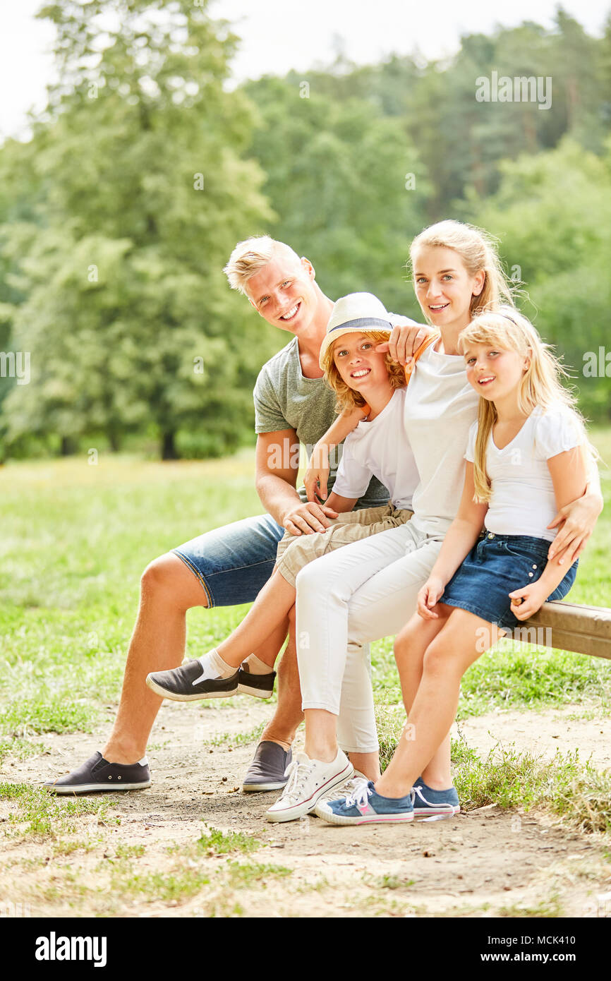 Famille prend pause sur une randonnée ou un voyage à l'été Banque D'Images