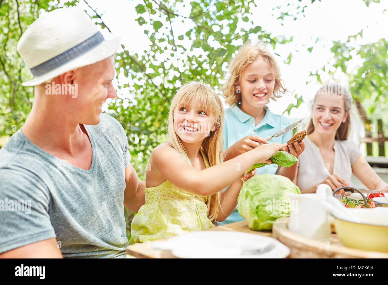 Famille et enfants ayant un petit-déjeuner sain ensemble dans le jardin Banque D'Images