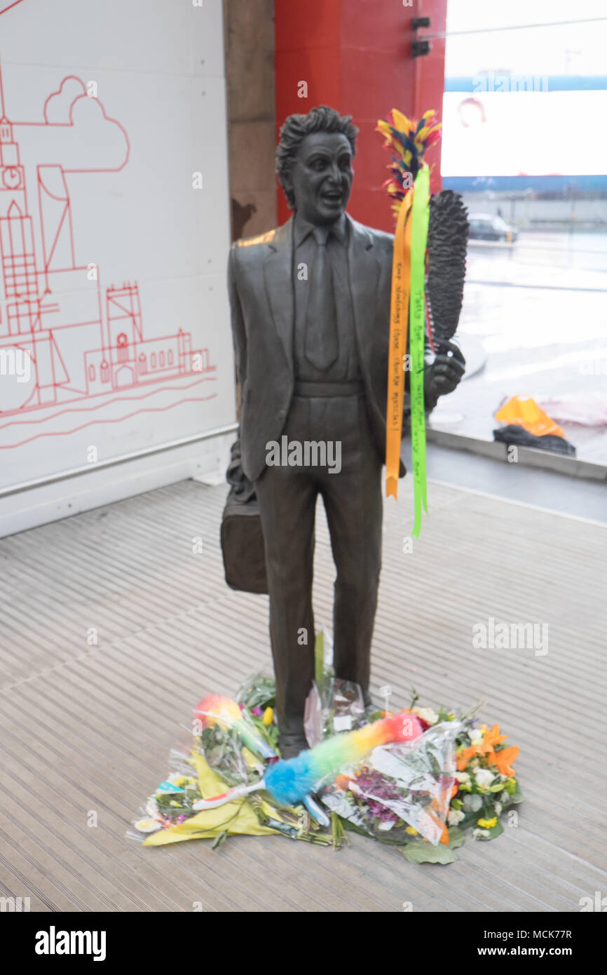 Ken Dodd,Ken Dodd,sculpture,statue,diddymen,comédien,,institution,chatouillant,stick,train,Lime Street Station,Hall,Liverpool, Merseyside, Angleterre,,UK, Banque D'Images