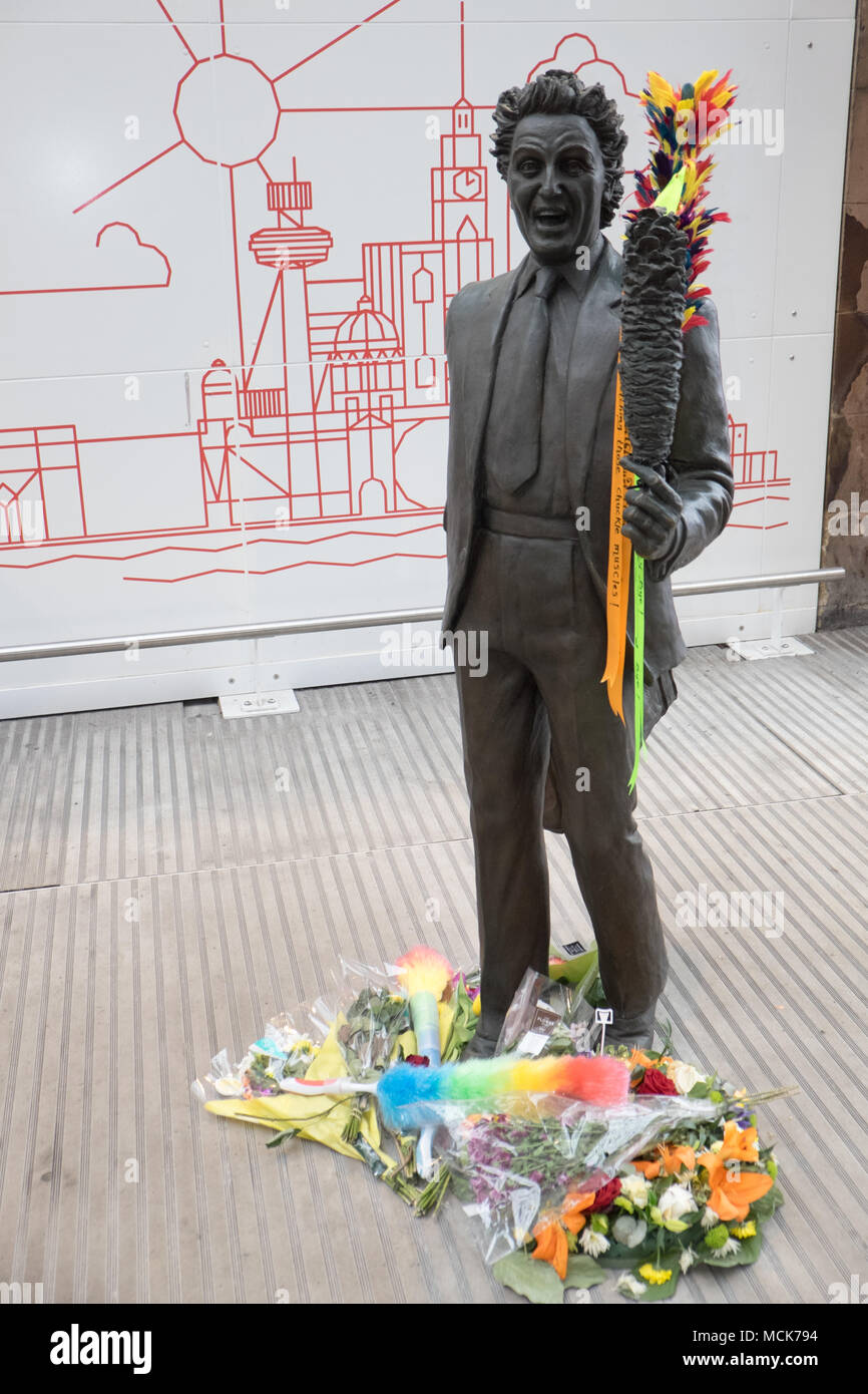 Ken Dodd,Ken Dodd,sculpture,statue,diddymen,comédien,,institution,chatouillant,stick,train,Lime Street Station,Hall,Liverpool, Merseyside, Angleterre,,UK, Banque D'Images