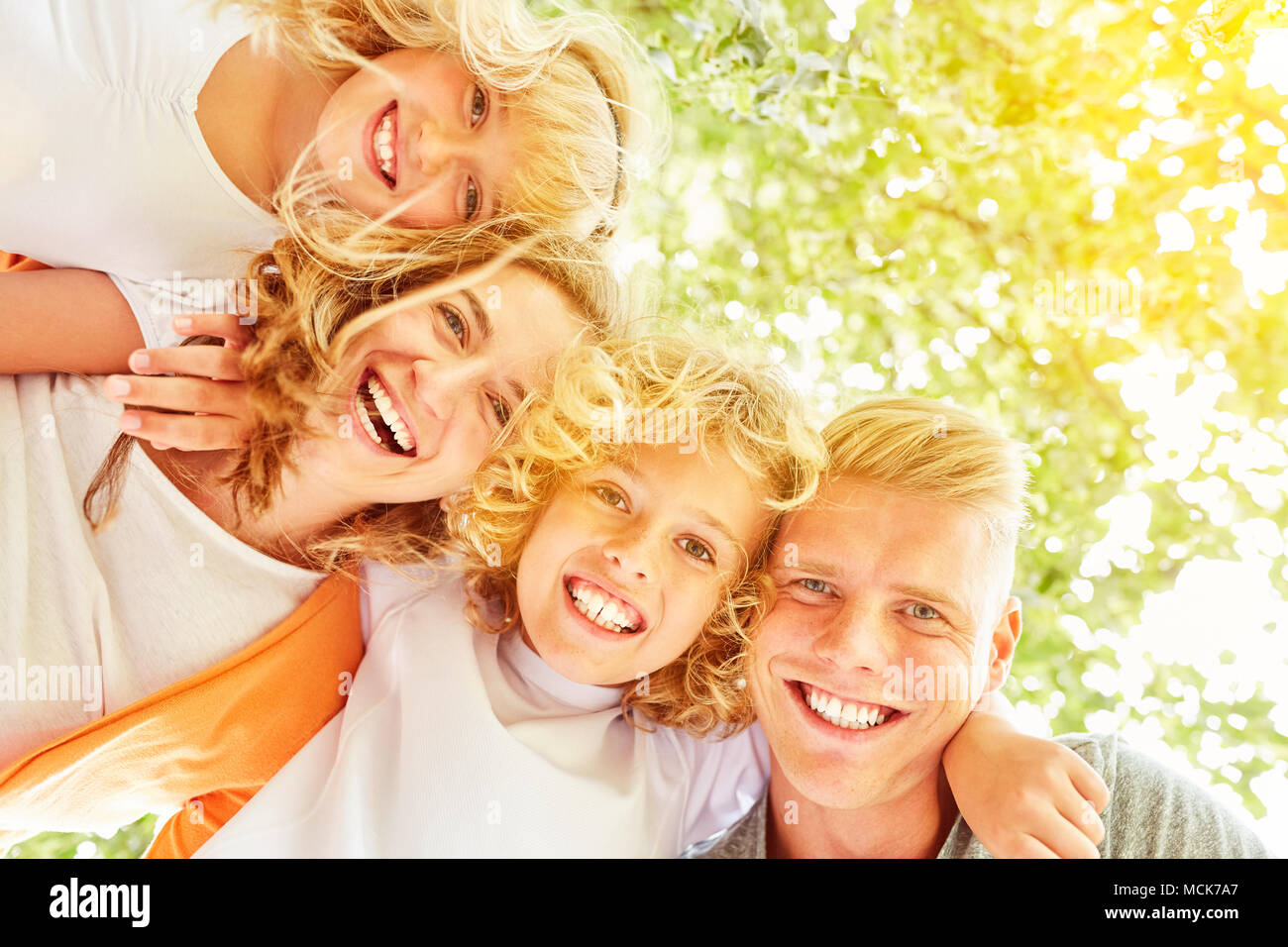 Famille et deux enfants ensemble rire heureusement pendant leurs vacances d'été Banque D'Images