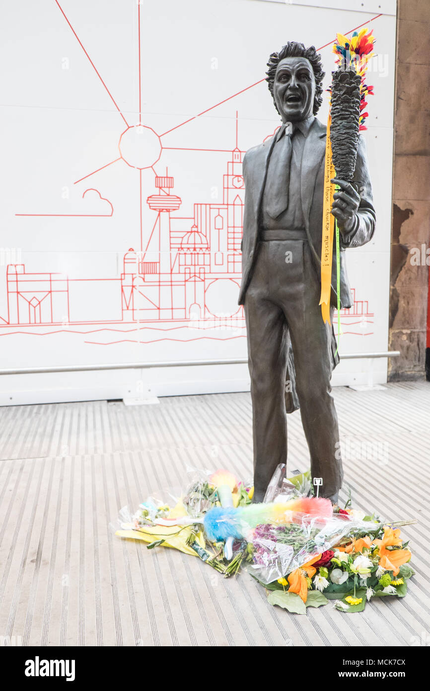 Ken Dodd,Ken Dodd,sculpture,statue,diddymen,comédien,,institution,chatouillant,stick,train,Lime Street Station,Hall,Liverpool, Merseyside, Angleterre,,UK, Banque D'Images