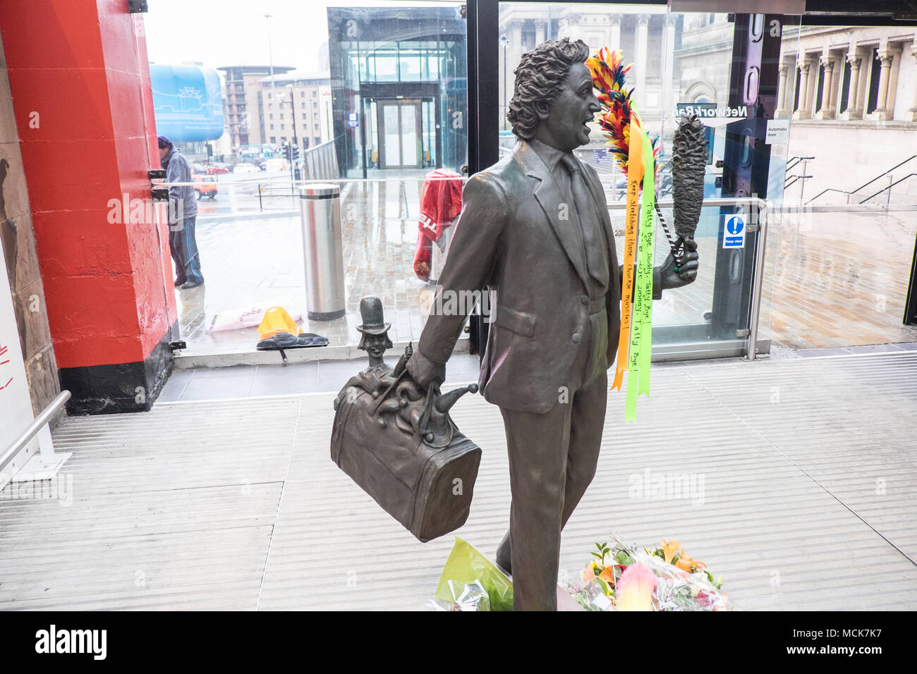 Ken Dodd,Ken Dodd,sculpture,statue,diddymen,comédien,,institution,chatouillant,stick,train,Lime Street Station,Hall,Liverpool, Merseyside, Angleterre,,UK, Banque D'Images