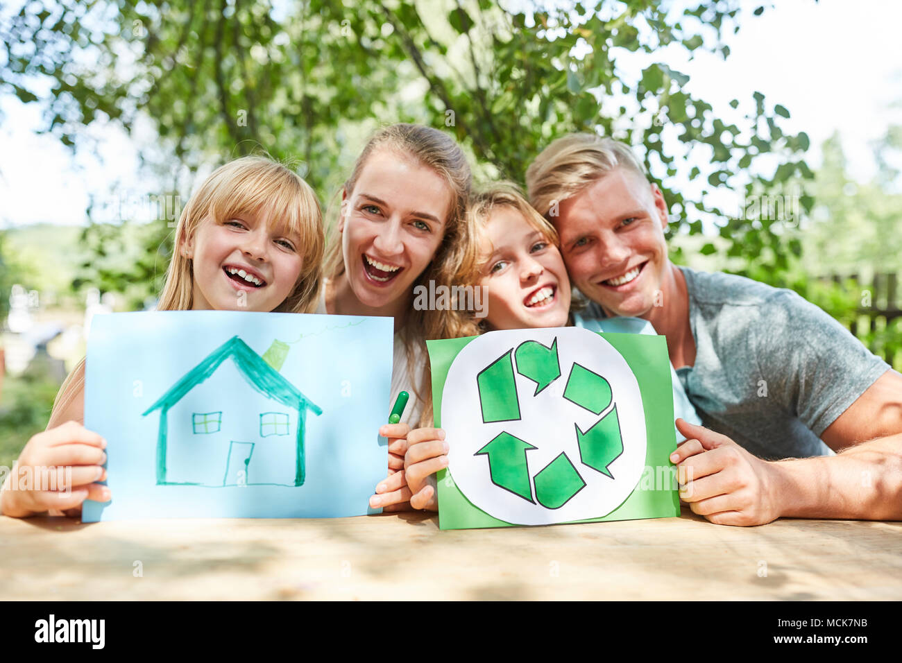 Famille heureuse avec dessin de dream house et logo de recyclage Banque D'Images