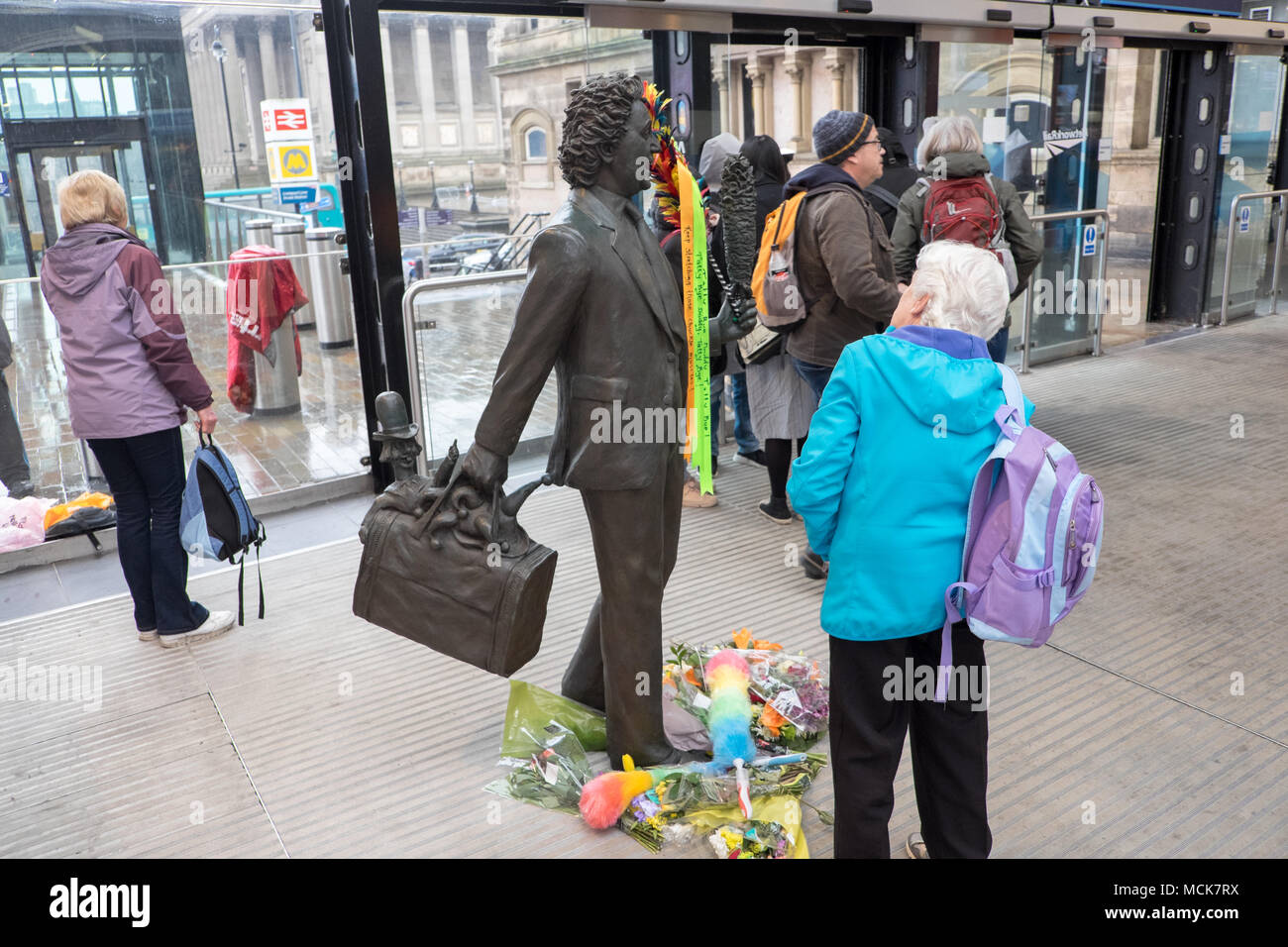 Ken Dodd,Ken Dodd,sculpture,statue,diddymen,comédien,,institution,chatouillant,stick,train,Lime Street Station,Hall,Liverpool, Merseyside, Angleterre,,UK, Banque D'Images