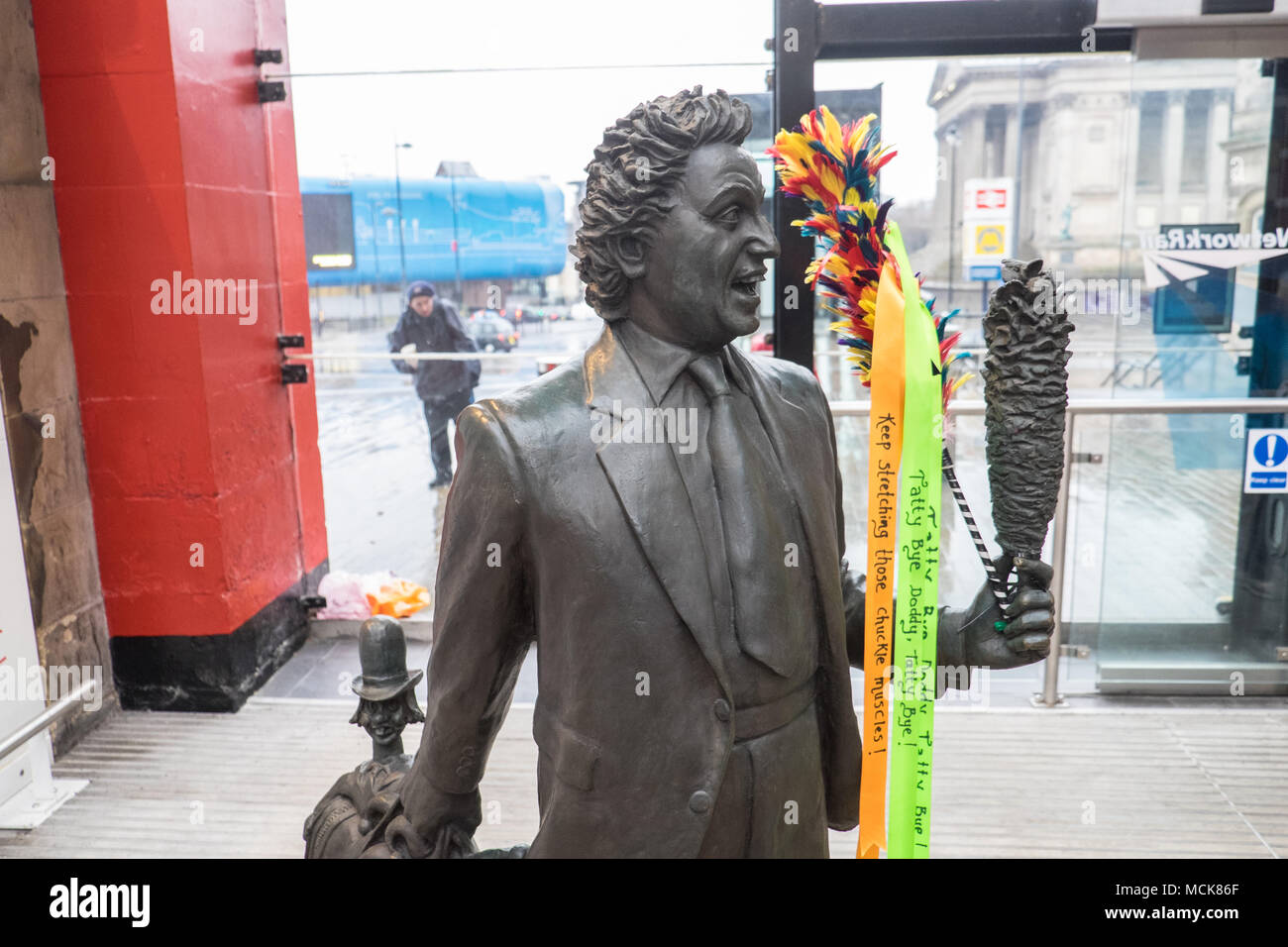 Ken Dodd,Ken Dodd,sculpture,statue,diddymen,comédien,,institution,chatouillant,stick,train,Lime Street Station,Hall,Liverpool, Merseyside, Angleterre,,UK, Banque D'Images