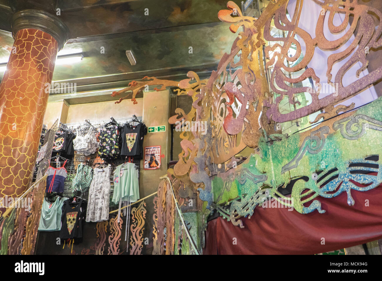 Barcelone style Gaudi Grand Central Bazar hippie hippie vintage vetements vetements magasin retail boutiques Liverpool Merseyside Angleterre UK Royaume Uni Photo Stock Alamy