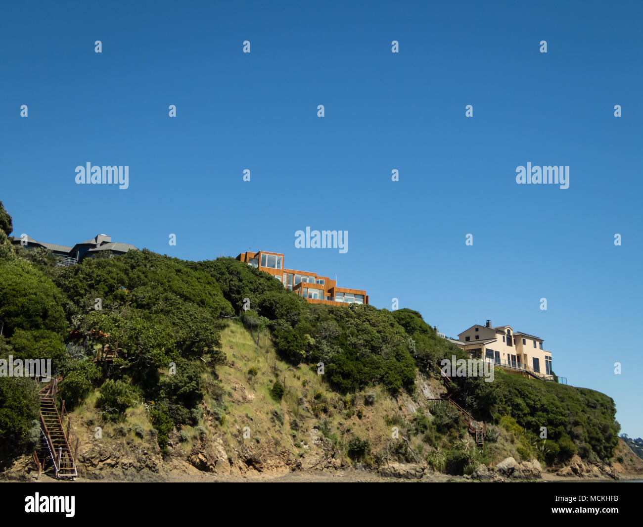 Maisons aux toits de tuiles rouges sur le bord d'une falaise Marin County, CA Banque D'Images