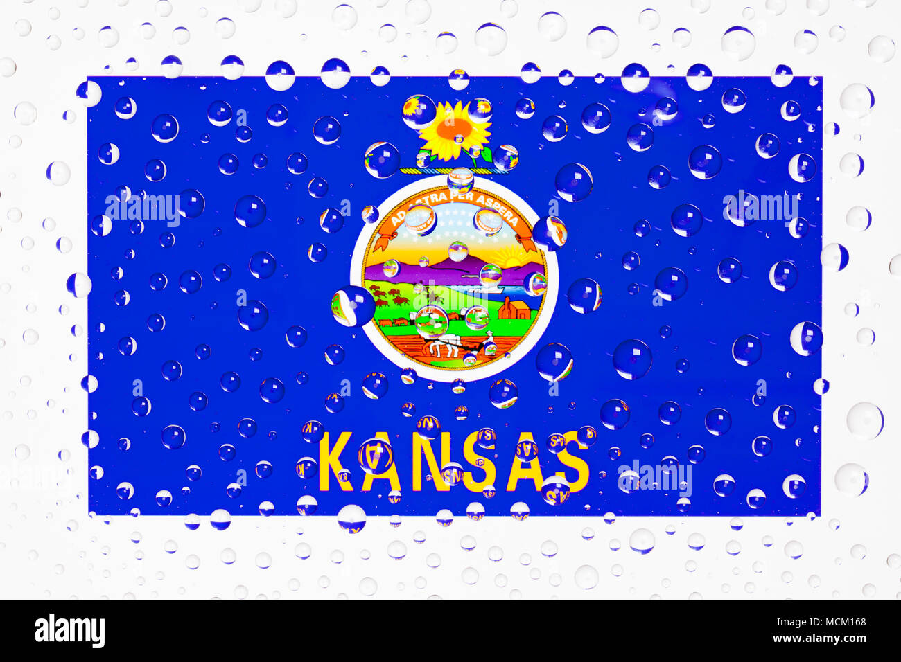 Pavillon de l'État américain Kansas derrière un verre recouvert de gouttes de pluie. La journée des Patriotes, le week-end du Memorial Day, les anciens combattants, les présidents day, jour de l'indépendance ba Banque D'Images