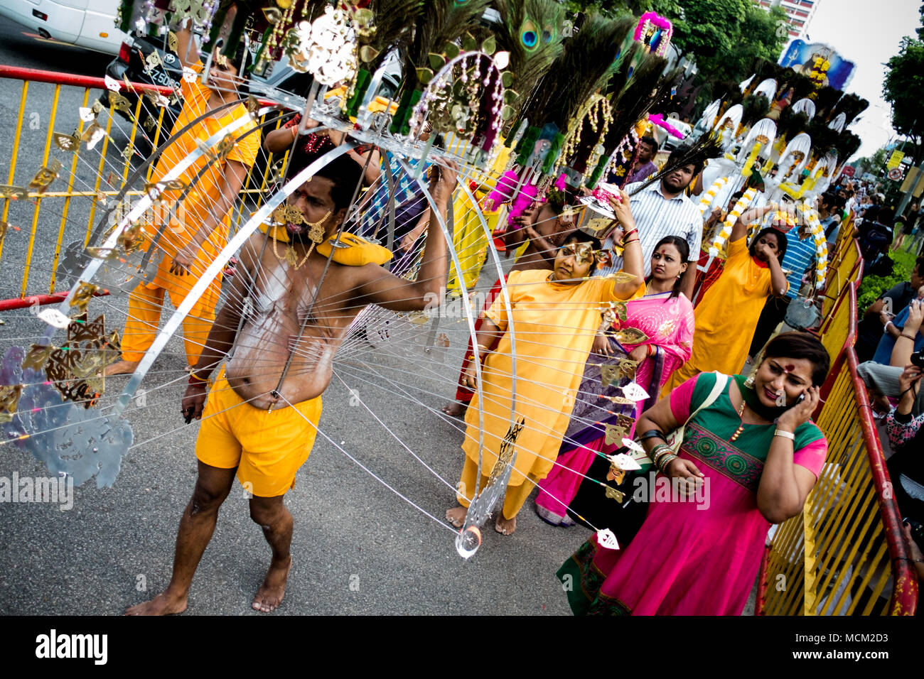Singapour - Le 17 janvier 2014 : un grand groupe de Tamouls célèbrent le Thaipusam fête hindoue dans la rue. Piercings sur le corps démontrent leur foi pendant le festival. Banque D'Images