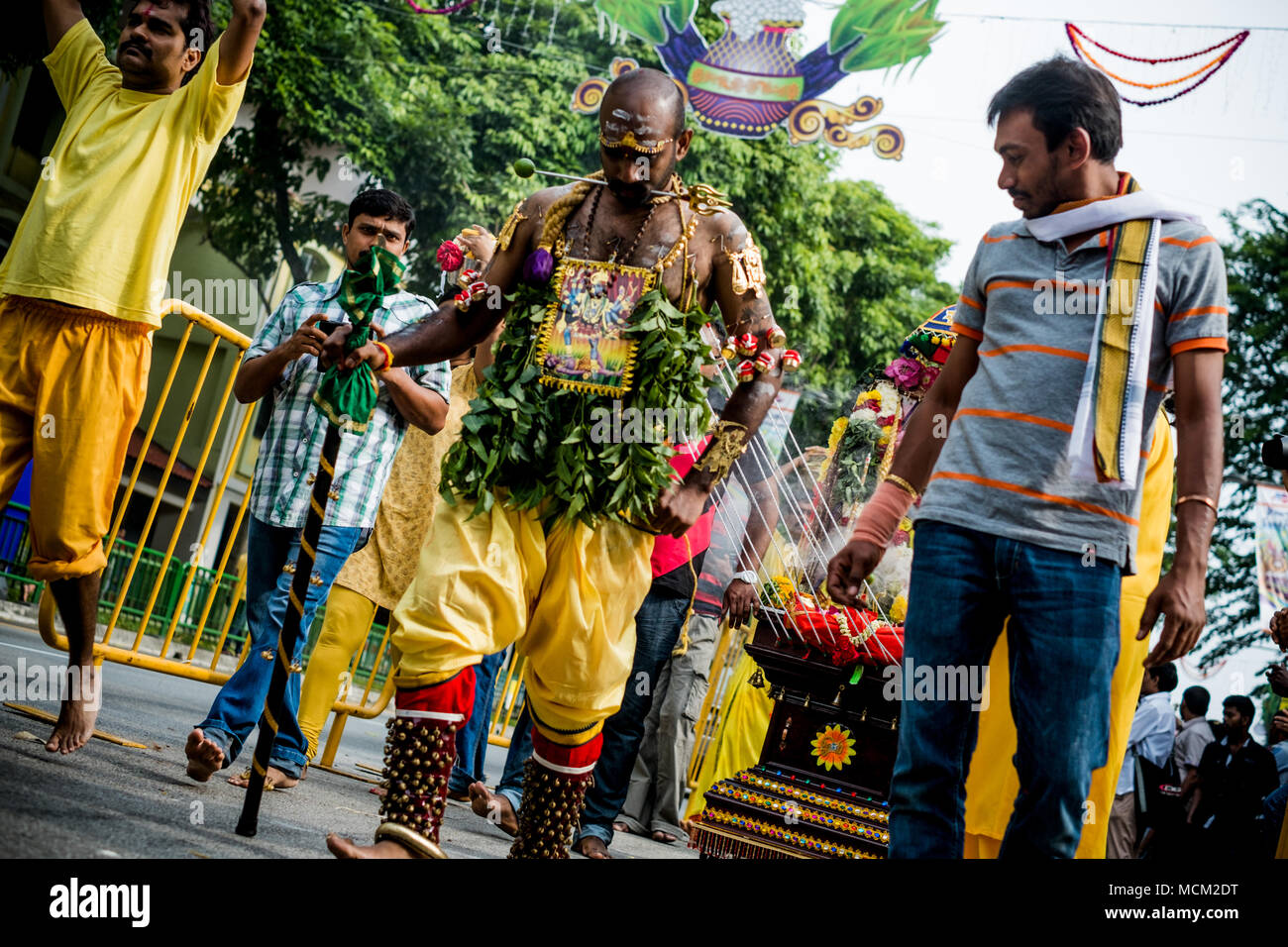 Singapour - Le 17 janvier 2014 : un grand groupe de Tamouls célèbrent le Thaipusam fête hindoue dans la rue. Piercings sur le corps démontrent leur foi pendant le festival. Banque D'Images