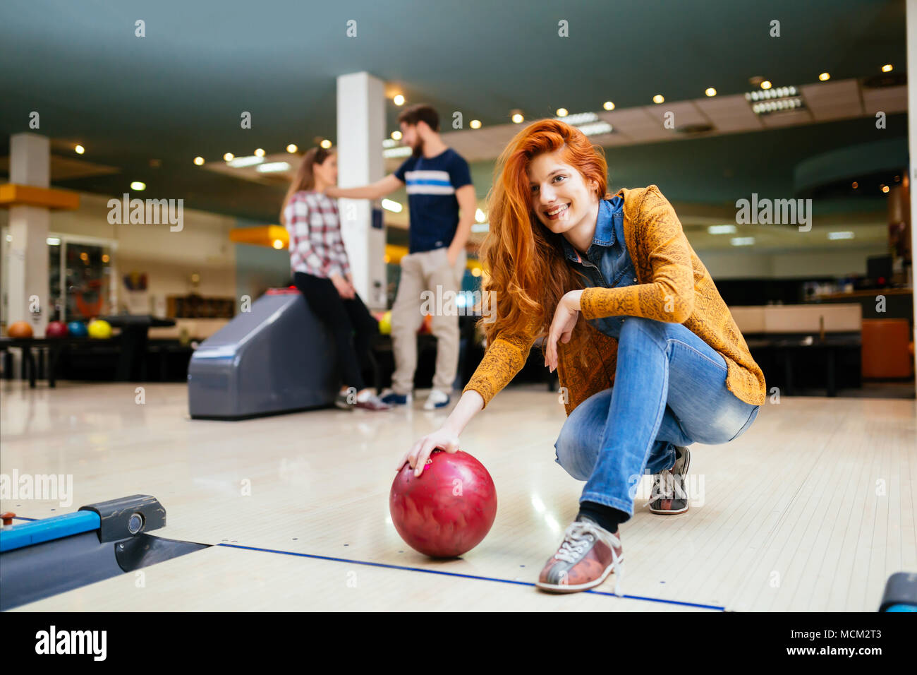 Les amis de s'amuser tout en bowling Banque D'Images