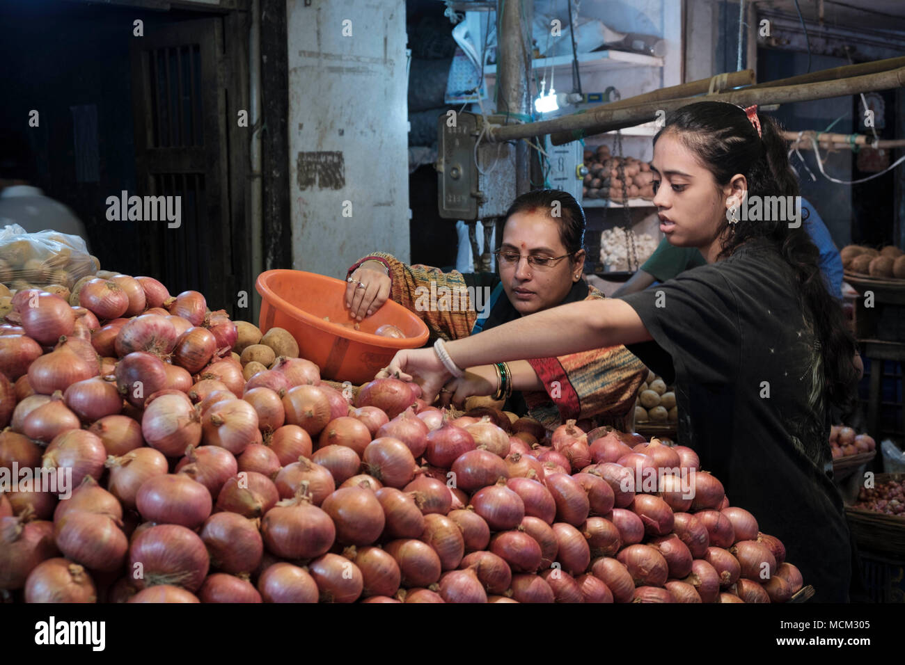 Vendeurs au marché aux légumes Grant Road dans le centre-ville de Mumbai Banque D'Images