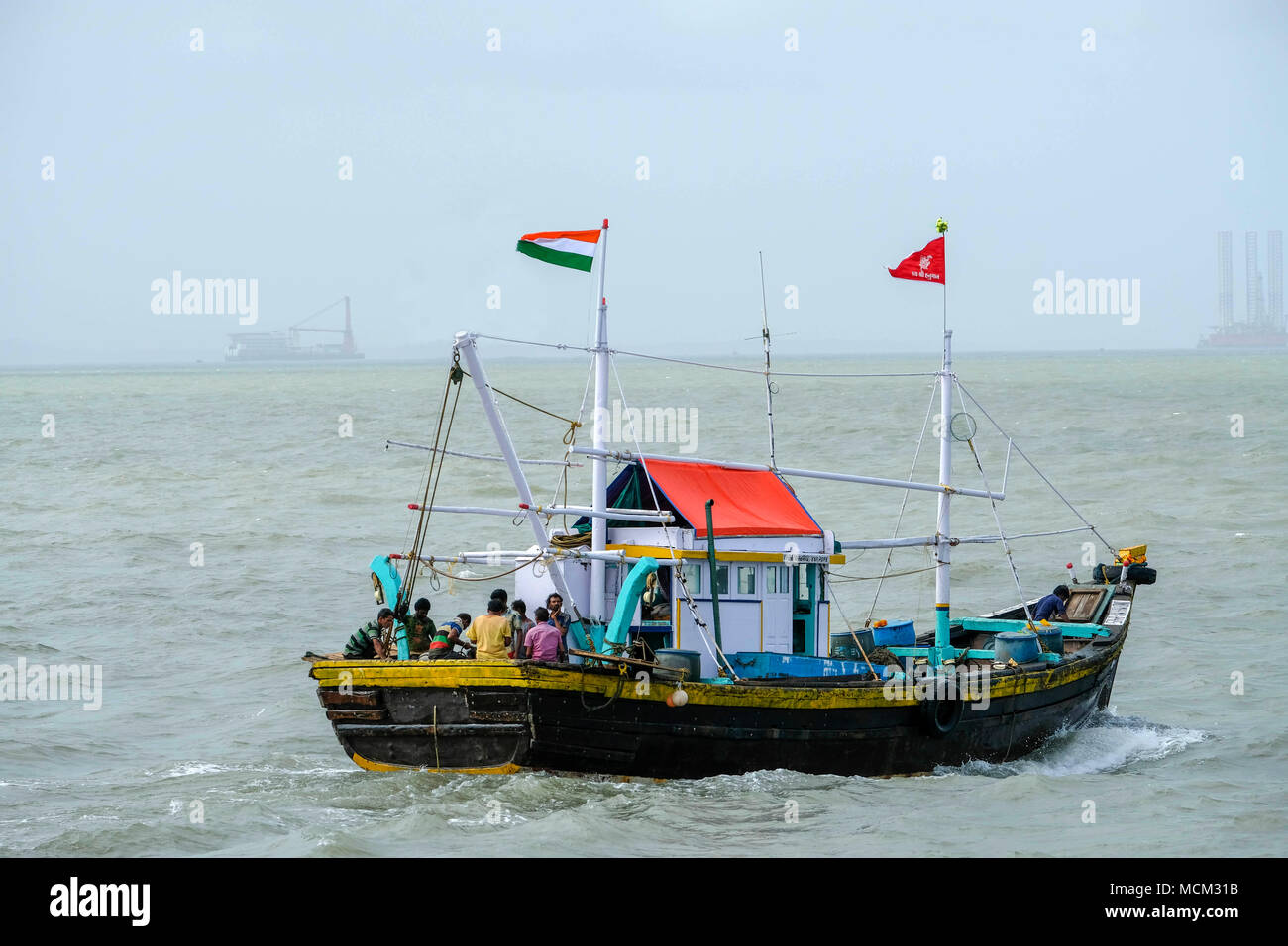 Bateau de pêche en bois battant pavillon indien, la voile sur la mer d'Oman à Mumbai, Inde Banque D'Images