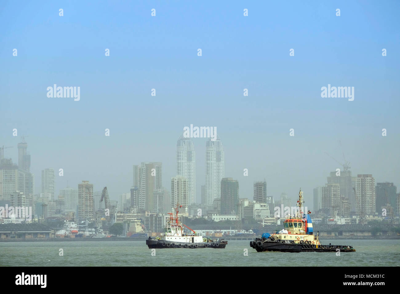 Avis de remorqueurs dans Back Bay off point Norman avec les gratte-ciel de Colaba Mumbai moderne et à l'arrière-plan. Port de Mumbai Banque D'Images