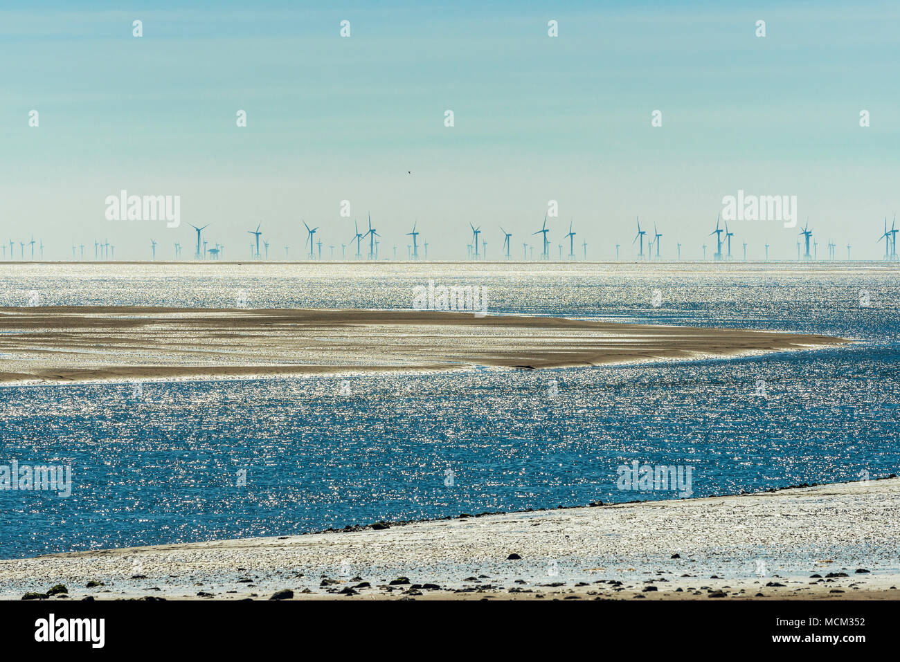 Le parc éolien offshore en mer d Hodbarrow Point près de Barrow in Furness, Cumbria Banque D'Images