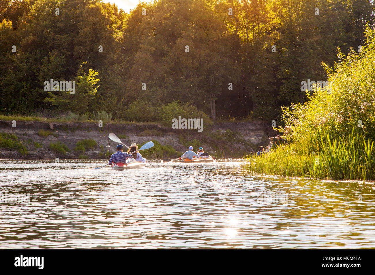 Les gens du kayak sur la rivière au jour d'été ensoleillé Banque D'Images