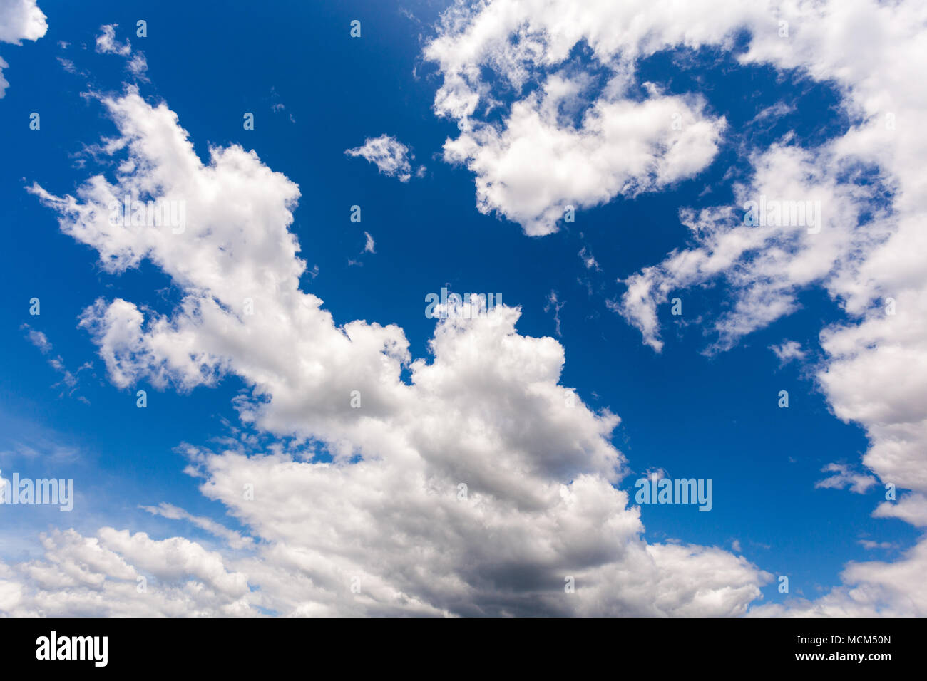 Les nuages duveteux blanc sur bleu ciel à jour ensoleillé Banque D'Images