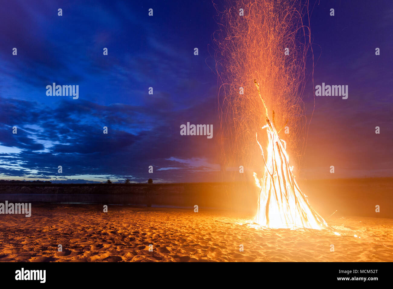 Grande plage de sable lumineux de joie sur la nuit Banque D'Images