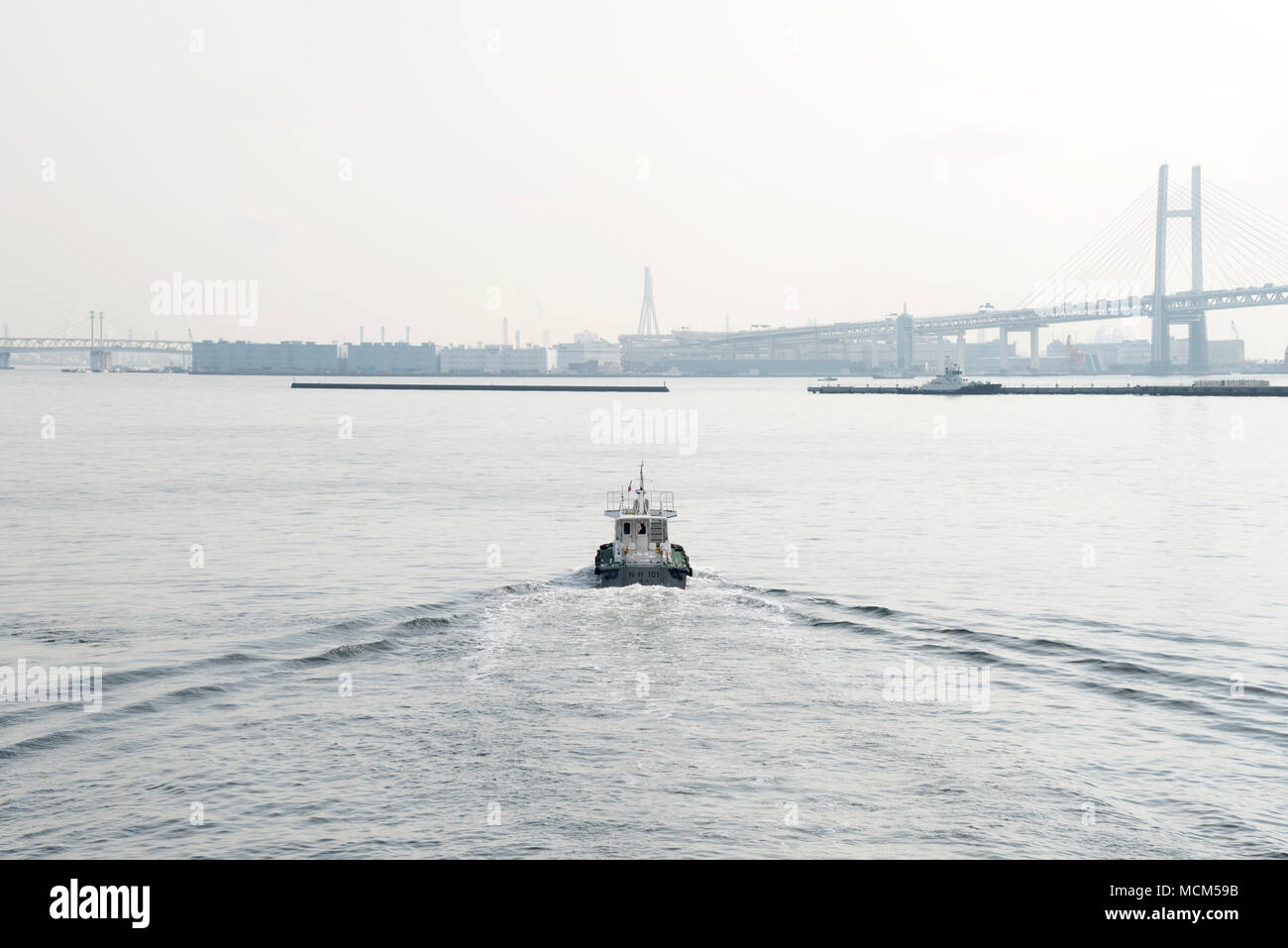 Bateau pilote entrant dans le port de Yokohama, Yokohama, Japon Banque D'Images