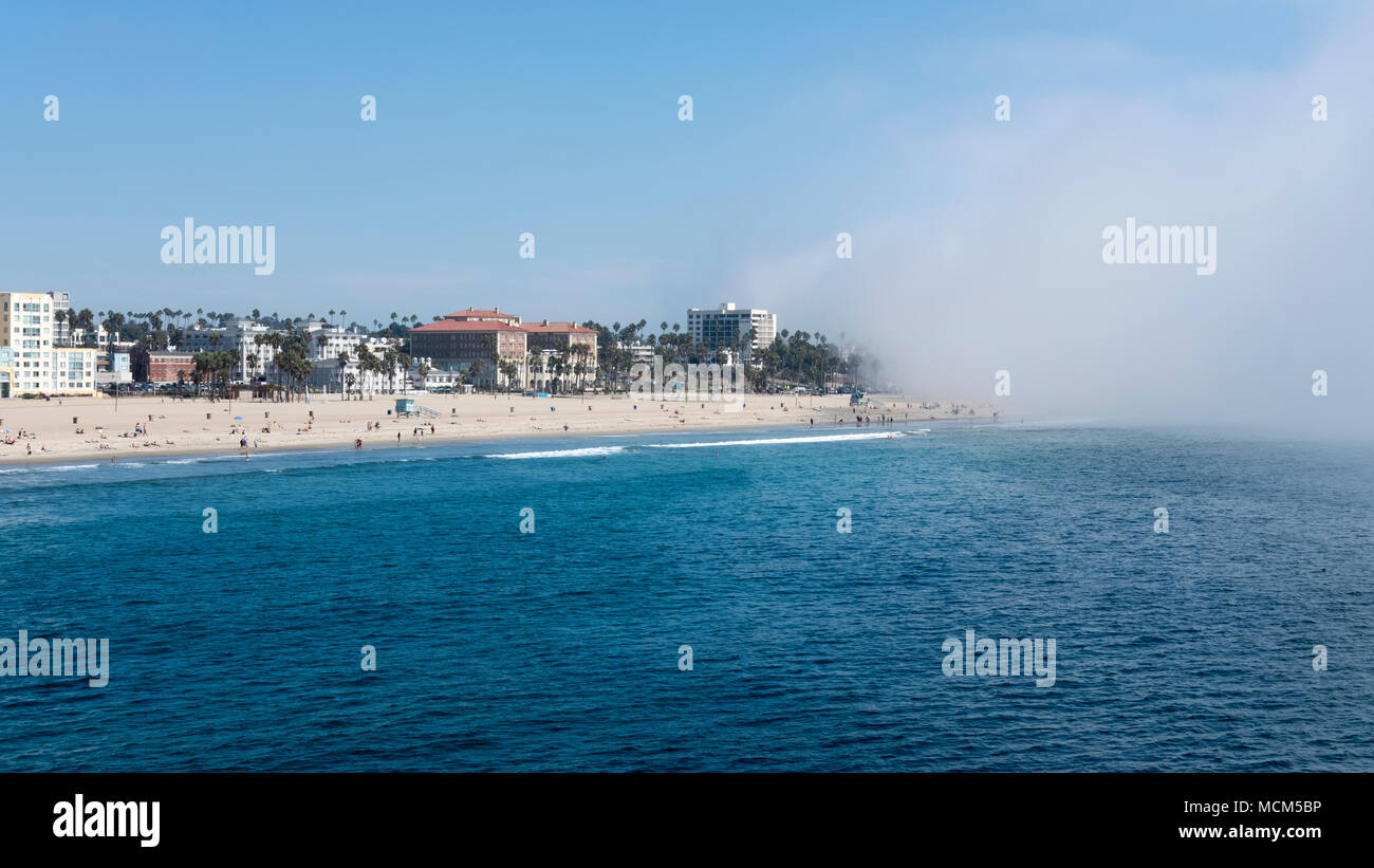 Brouillard soudain rapide couvrant la côte de Los Angeles, de Venice Beach en direction de la plage de Santa Monica, Californie, USA Banque D'Images