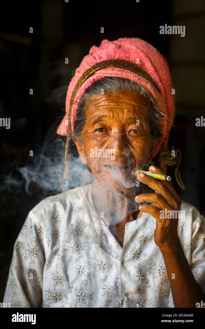 Portrait of senior woman looking at camera while fumeurs de cigares cheroot, Shan State, Myanmar Banque D'Images