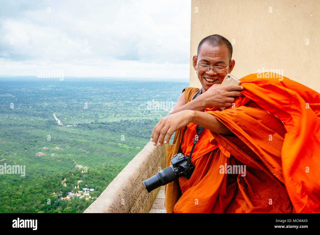 Le moine bouddhiste en souriant après avoir pris des photos de sommet du mont Popa, Myanmar Banque D'Images