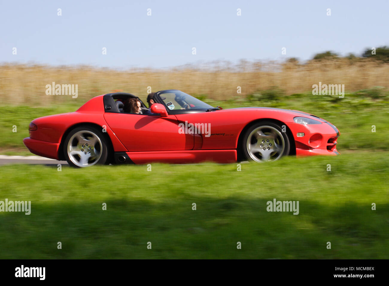 Profil (vue de côté) d'une Dodge Viper rouge voiture de sport américaine conduite rapide. Banque D'Images
