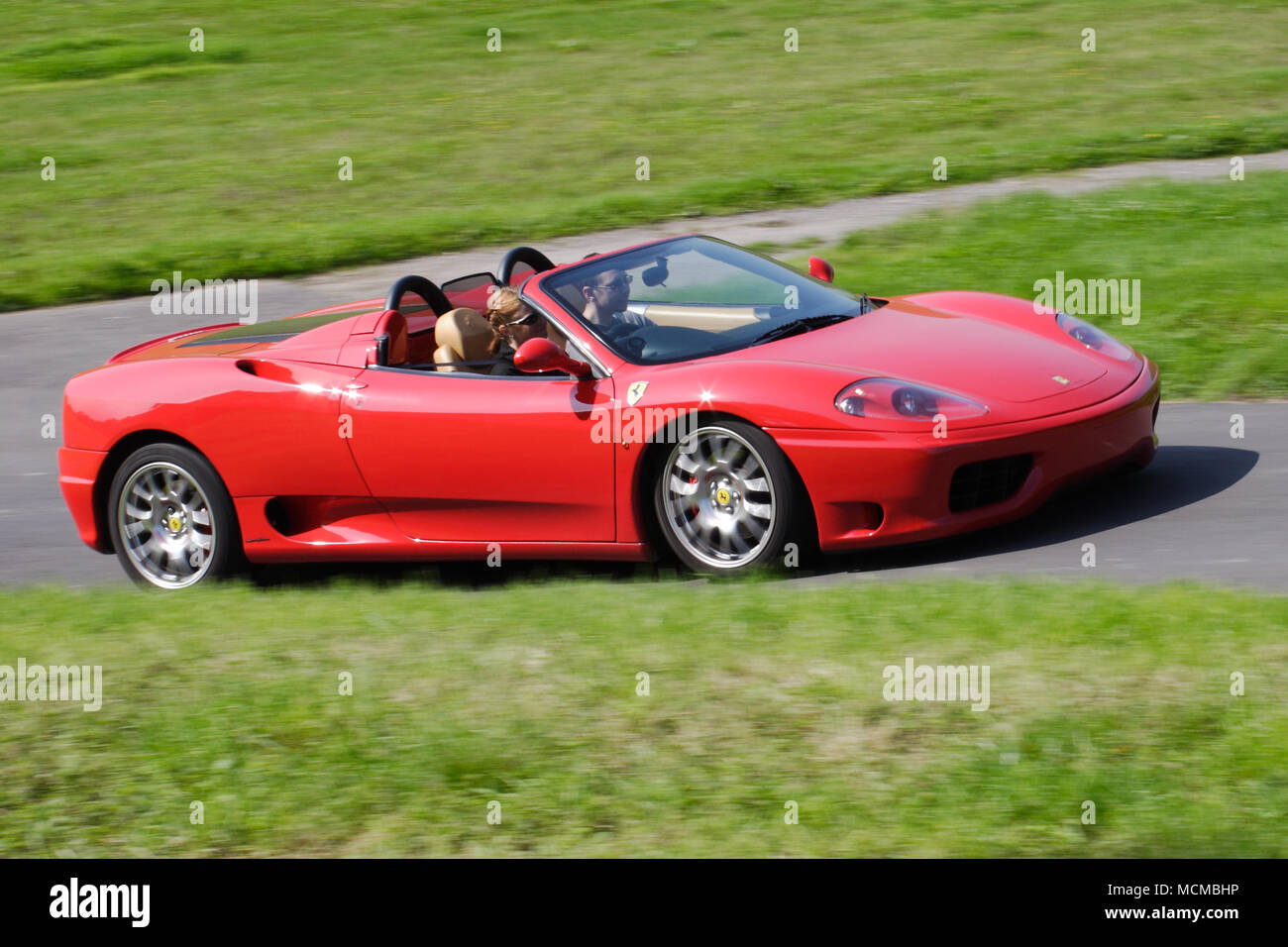 Rouge Ferrari 360 Spider super voiture sport voiture conduite rapide. Banque D'Images