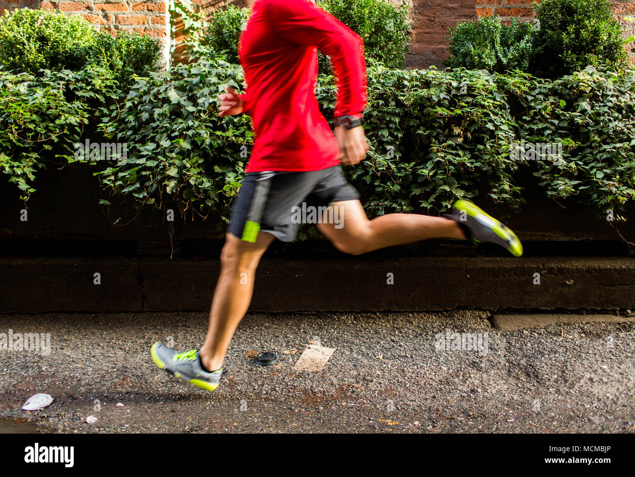Runner jogging en rue, Pioneer Square, Seattle, Washington State, USA Banque D'Images