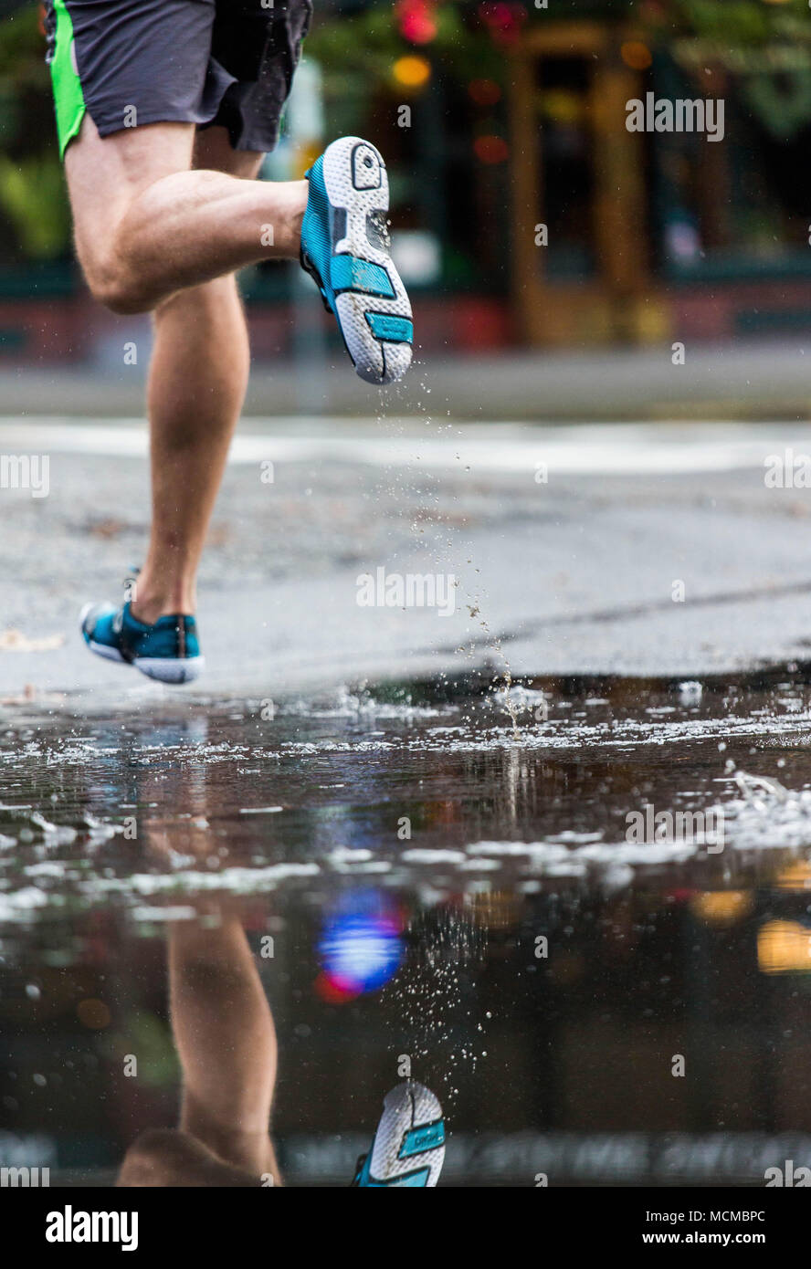 La section basse de runner jogging en rue, Pioneer Square, Seattle, Washington State, USA Banque D'Images